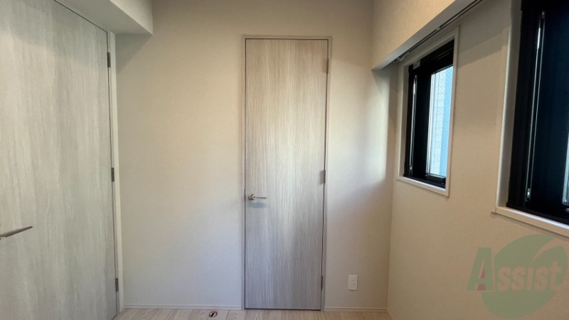 収納　洋室にある収納です。ドア式になっています。