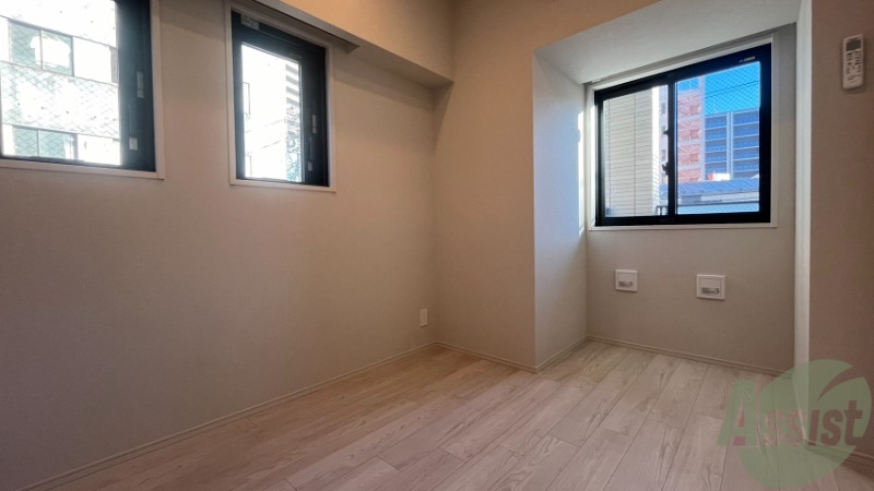 その他部屋・スペース　５帖の洋室です。小窓もあり、光が差し込んできます。