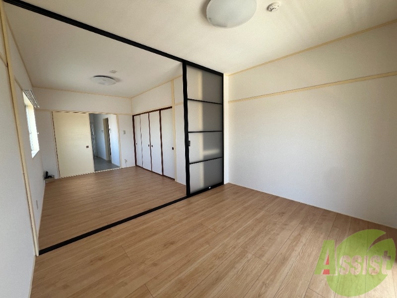 居室・リビング　５．５帖の洋室です。陽当たりも良く、明るいです。