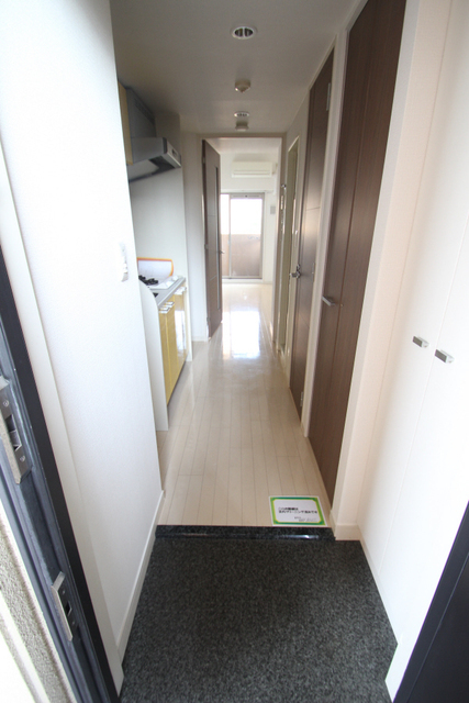 玄関　同間取の別室参考写真です。