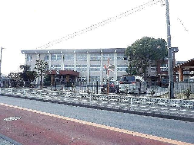 小学校　中津市立鶴居小学校（小学校）まで1590m