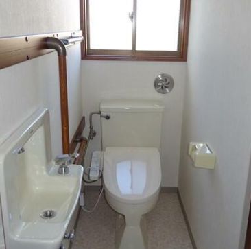 トイレ　落ち着いた色調のトイレです