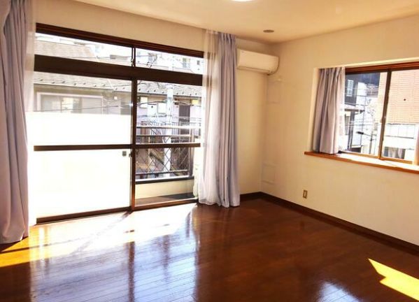 居室・リビング　こちらの居間で趣味の時間をお楽しみください