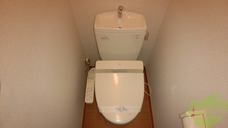 トイレ　温水洗浄便座付きのトイレは、使用しやすくうれしいですね。