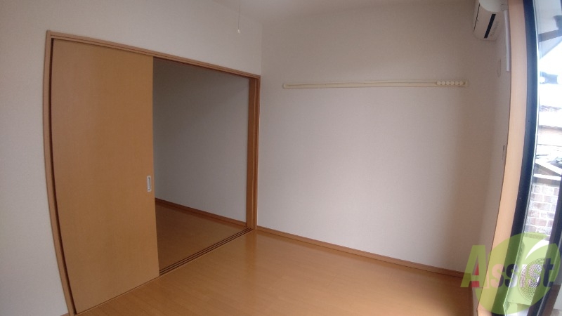 居室・リビング　陽当たりが良く、広々として過ごしやすそうです。