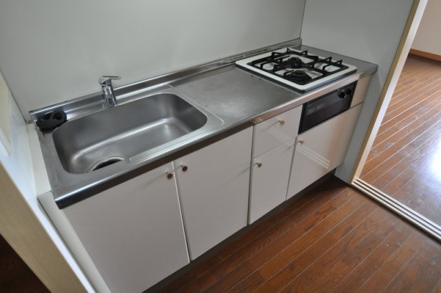 キッチン　２口コンロ・グリル付きシステムキッチンなので料理も楽しく作れ