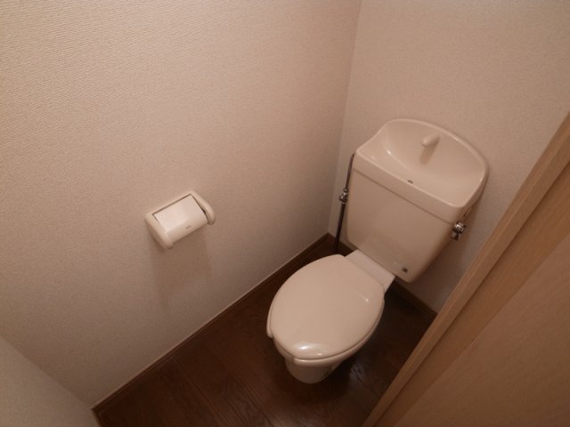 トイレ　清潔感のあるトイレです。壁が白いので明るい雰囲気です。