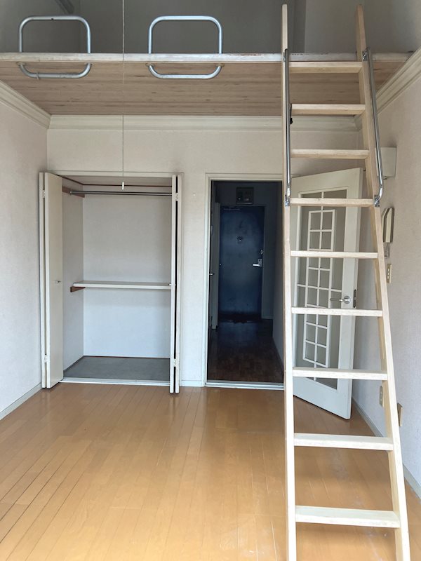 居室・リビング　大きなロフト付きの居室