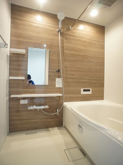 バス・シャワールーム　追い焚き機能付きです♪