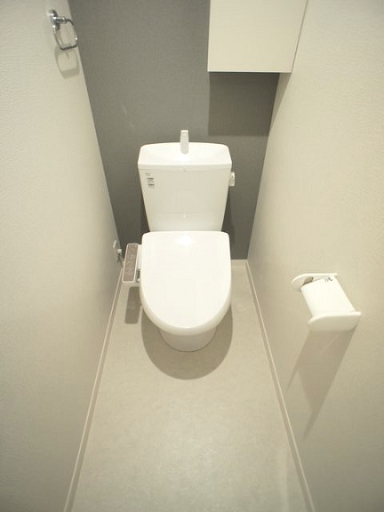 トイレ　温水洗浄暖房便座機能付きです♪