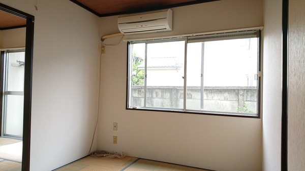 居室・リビング　窓が多くて明るい