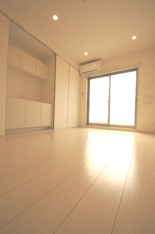 居室・リビング　落ち着いた色合いの床材を使用した居住空間です。