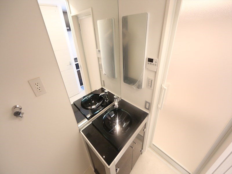 洗面設備　オシャレな独立洗面台　収納スペース有