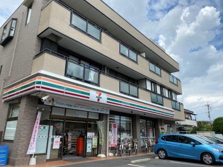 コンビニ　セブンイレブン（コンビニ）まで681m