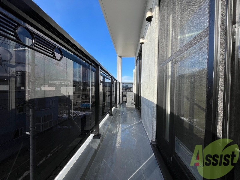 バルコニー　バルコニーは幅があり、広い印象を受けました。