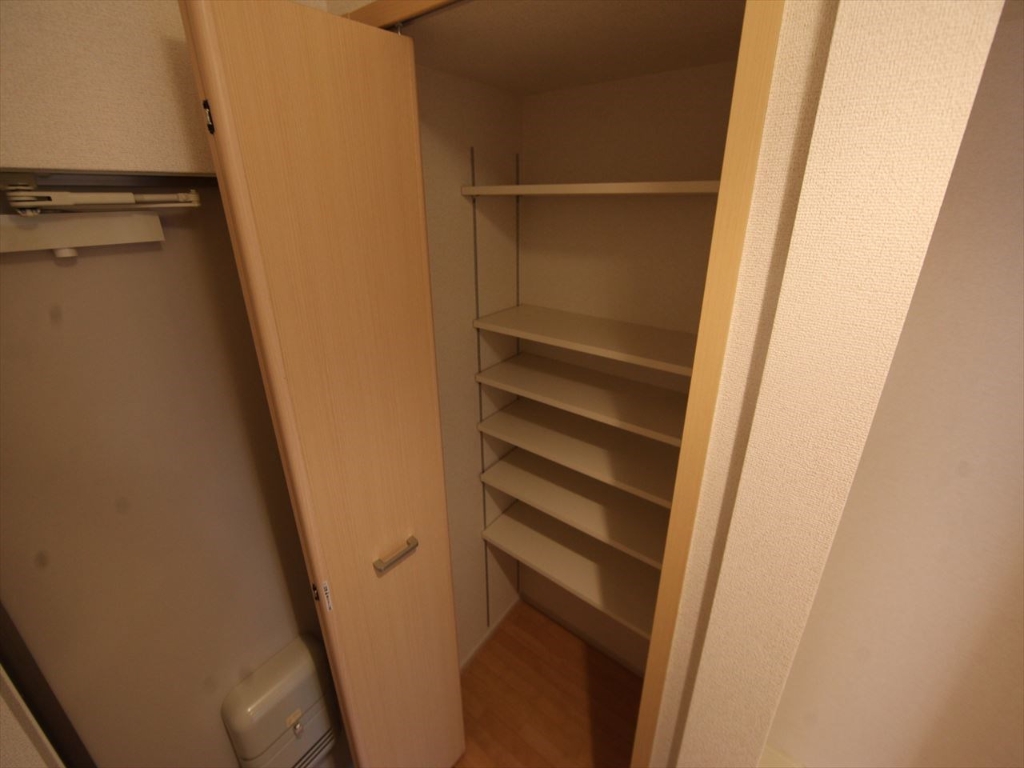 玄関　玄関　シューズボックス付（収納充実してます）