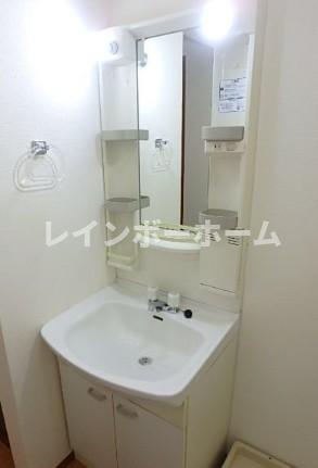 洗面設備　明るい洗面所です