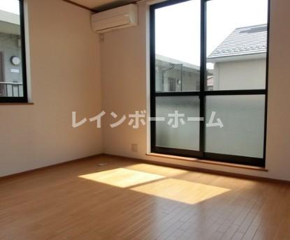 居室・リビング　こちらの居間で趣味の時間をお楽しみください