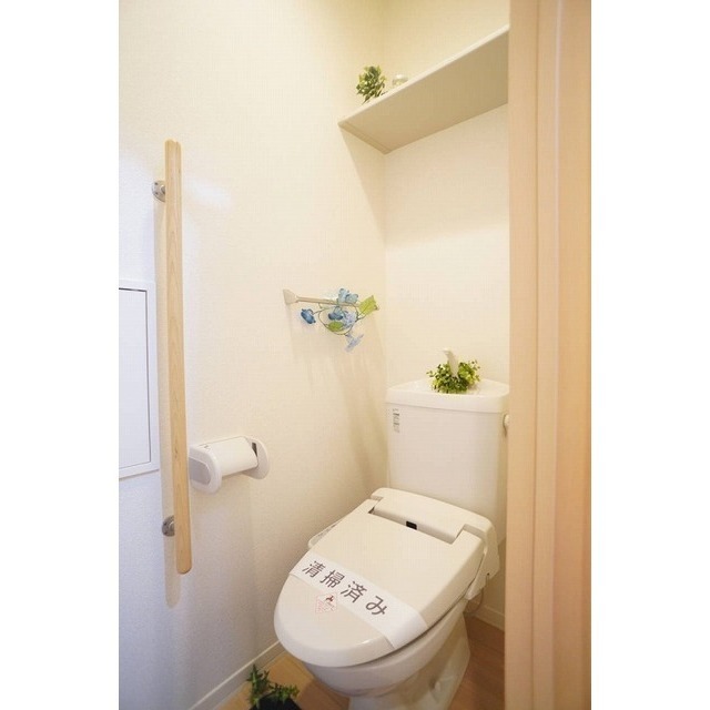 トイレ　上部棚と洗浄便座が便利です♪