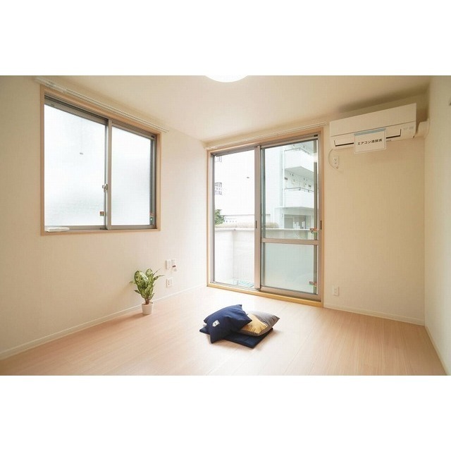 居室・リビング　２面採光の明るい洋室です♪