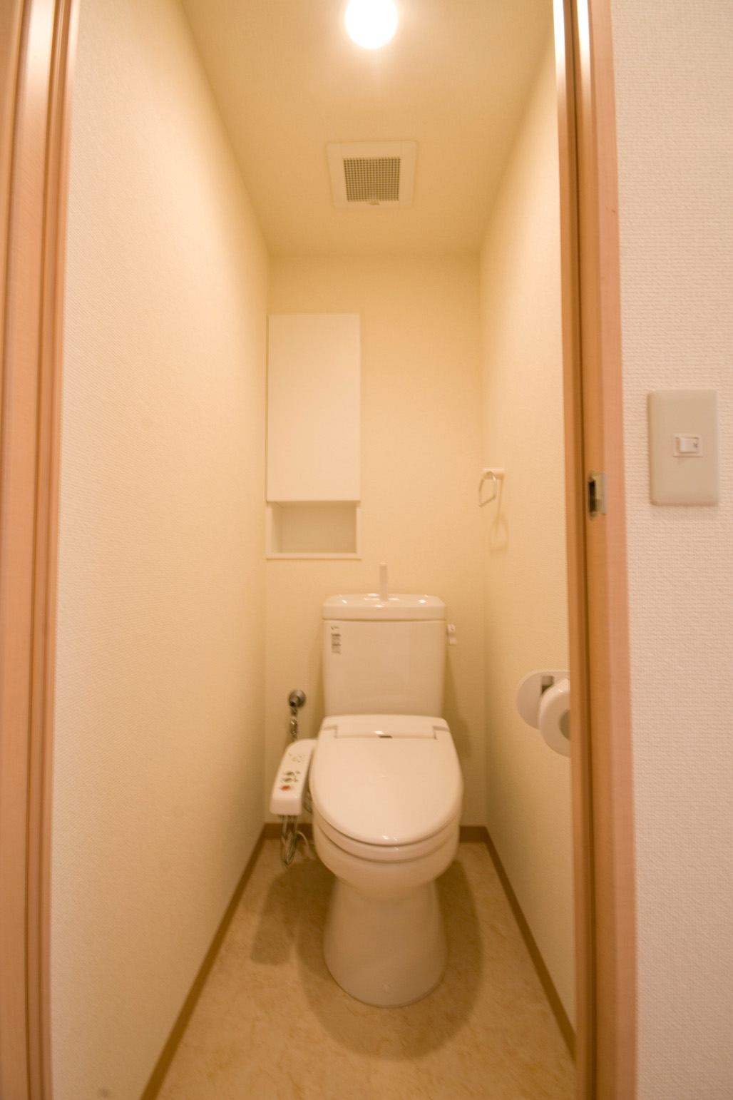 トイレ　シャワートイレ　収納棚付