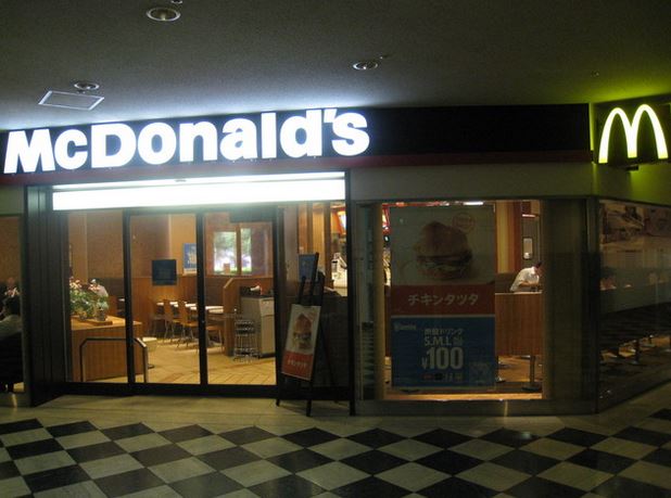 飲食店　マクドナルド聖路加タワー店（飲食店）まで271m