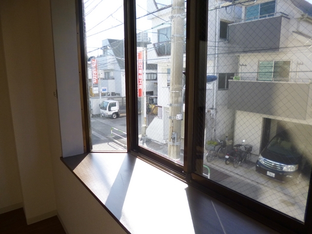 眺望　出窓から明るい日差しが入ってきます