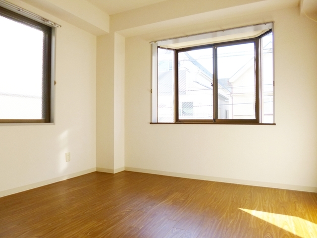 居室・リビング　2面採光の角部屋です♪