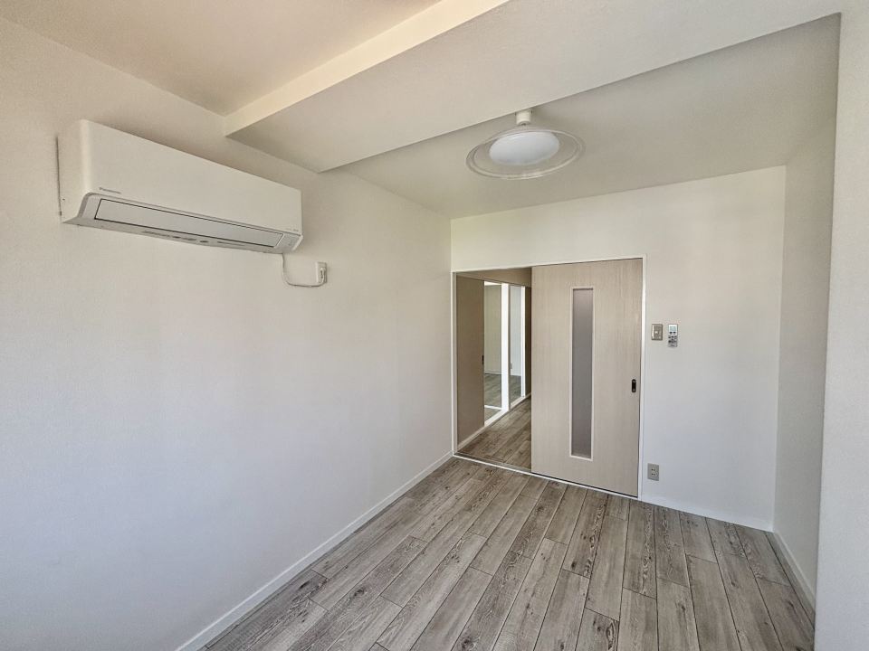 居室・リビング　白系のウッドタイルは明るいお部屋です