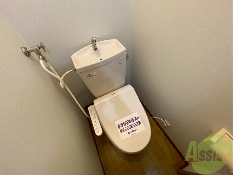 トイレ　こちらはトイレです。清潔感があり、安心して使用できます。