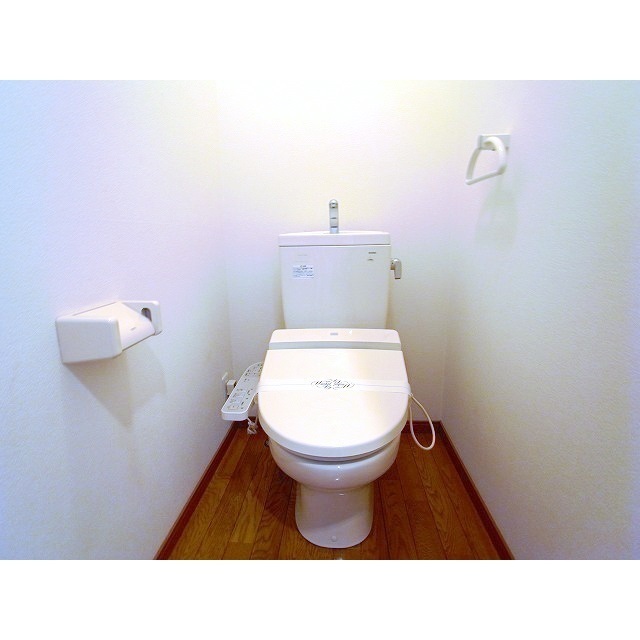 トイレ　同タイプ他室の写真となります。