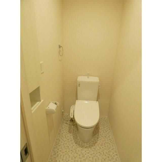 トイレ　落ち着いた色調のトイレです