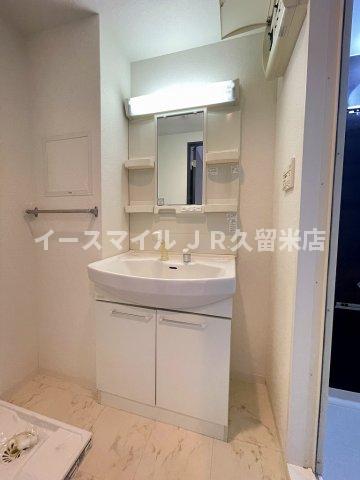 洗面設備　独立洗面台、小物を置くことができて便利です