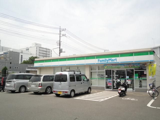 コンビニ　ファミリーマート（コンビニ）まで810m