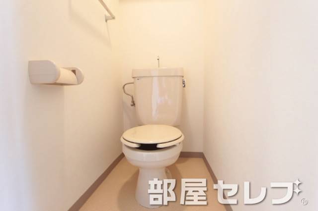 トイレ　キレイにしています。他号室の写真です。