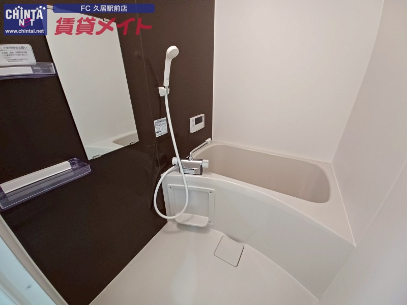 バス・シャワールーム　同じ建物の別部屋の写真です