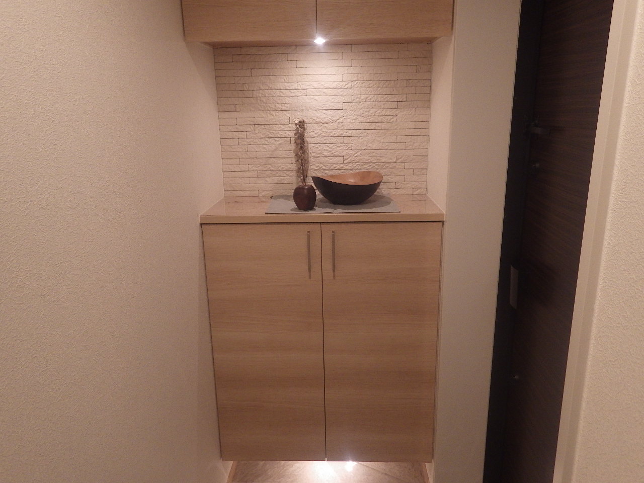 玄関　※写真は同物件の別部屋です