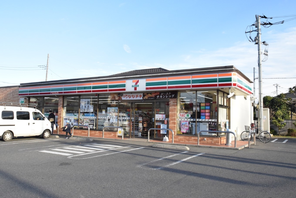 コンビニ　セブンイレブン（コンビニ）まで362m