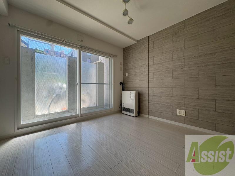 居室・リビング　日当たりが良くて心地よく過ごせそうなお部屋です。