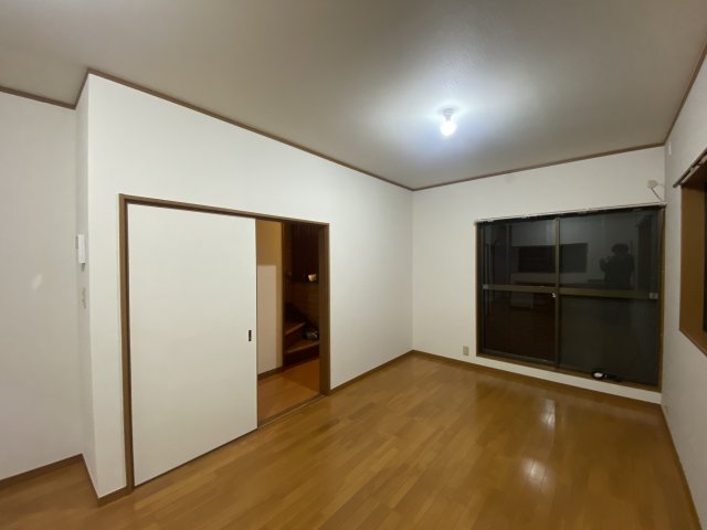 居室・リビング　２面採光の明るいお部屋です。