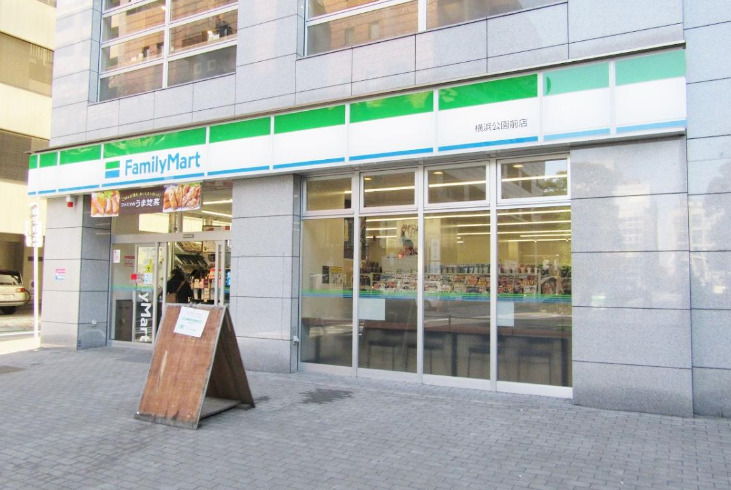 コンビニ　ファミリーマート横浜公園前店（コンビニ）まで191m