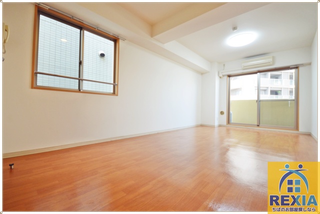 居室・リビング　２面採光の明るいお部屋。北西向きですがご心配なく！