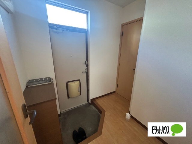 西16南4 1棟2戸平屋建貸家の玄関写真