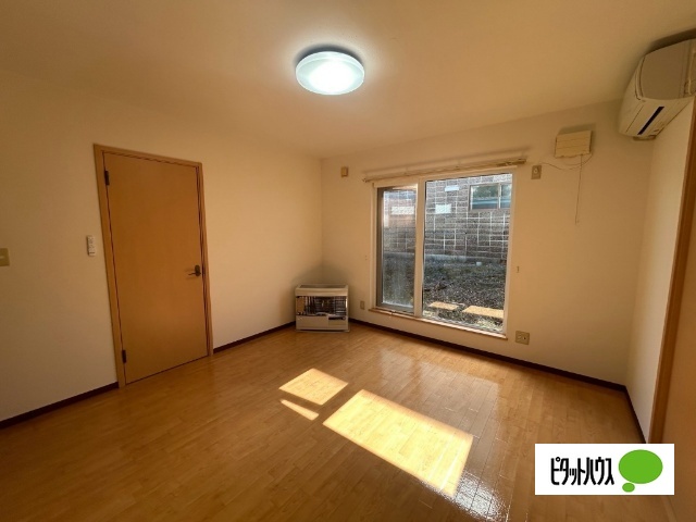 西16南4 1棟2戸平屋建貸家の居間写真