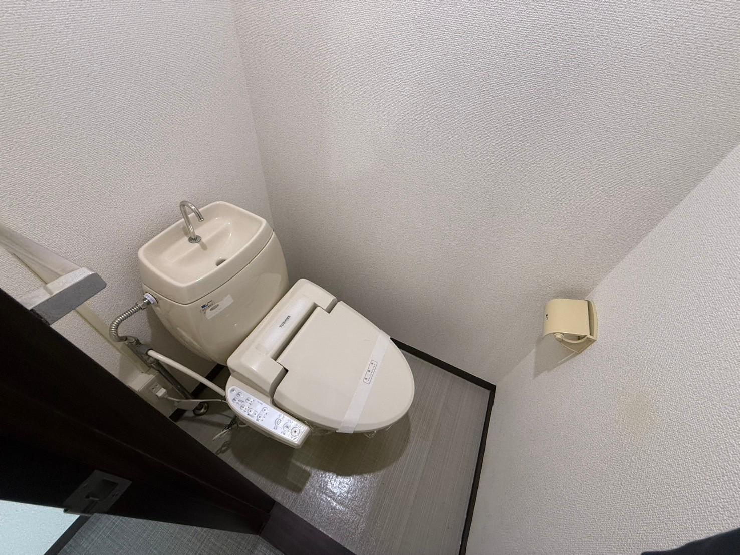 トイレ　温水洗浄便座付きのトイレです