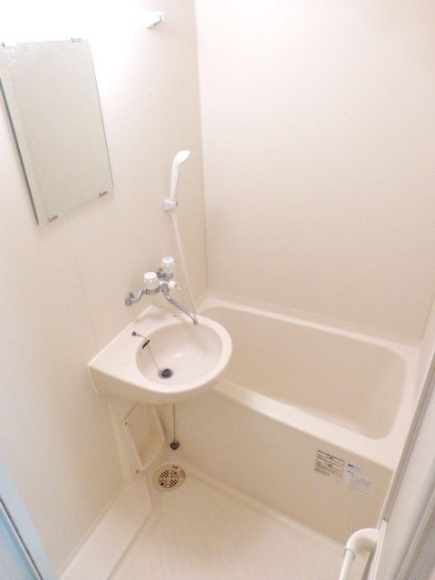バス・シャワールーム　バスルームです