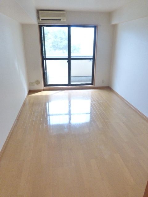 その他部屋・スペース　７．８帖の広々洋室です