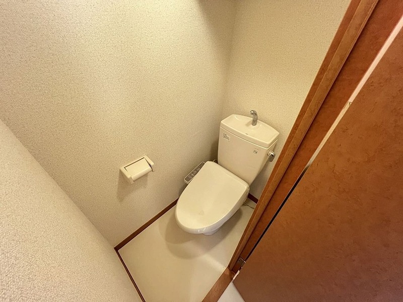 トイレ　温水洗浄便座です。