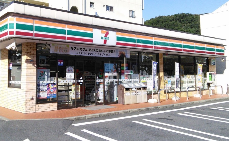 コンビニ　セブンイレブン横浜日吉本町3丁目店（コンビニ）まで185m