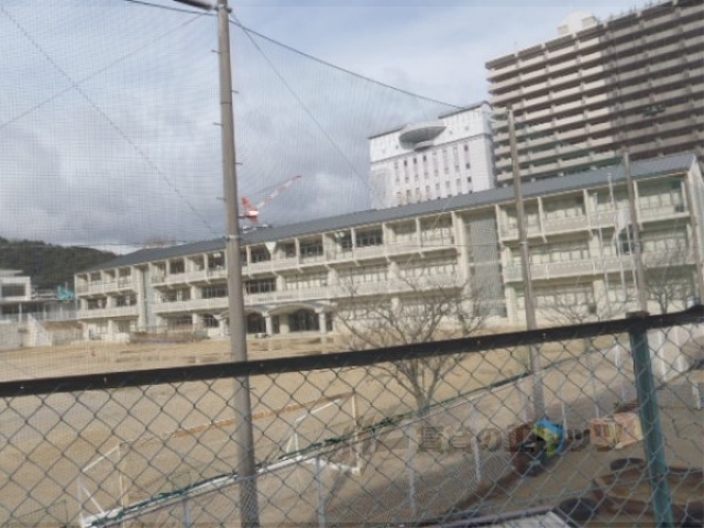 小学校　逢坂小学校（小学校）まで880m